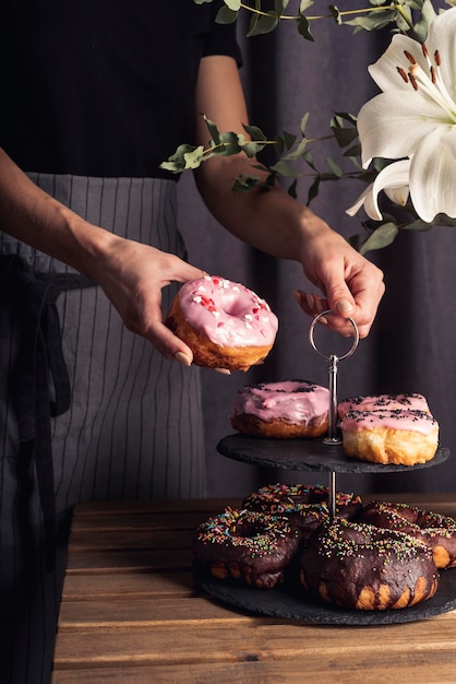 Vista frontal del concepto de deliciosas donas