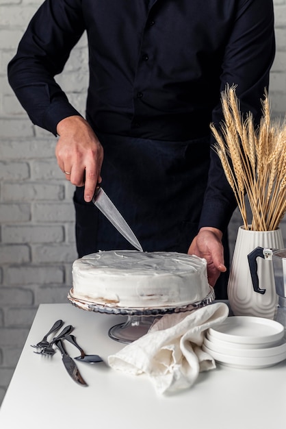 Foto gratuita vista frontal del concepto de delicioso pastel