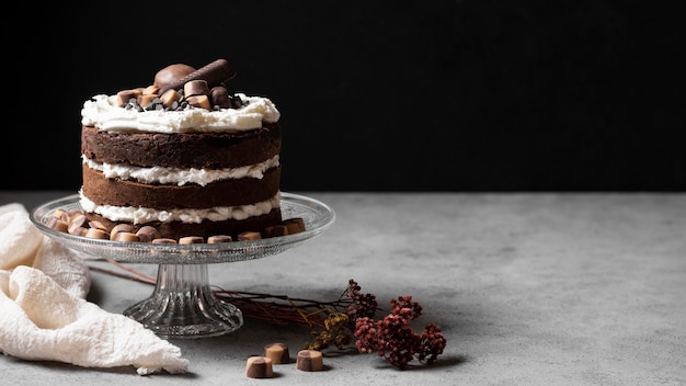 Vista frontal del concepto de delicioso pastel