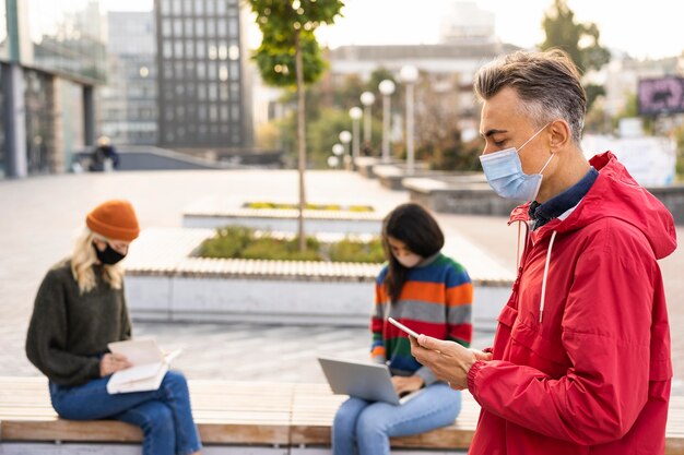 Vista frontal del concepto de distancia social