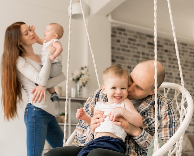 Vista frontal del concepto de familia feliz