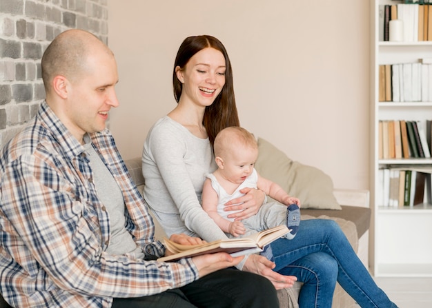 Foto gratuita vista frontal del concepto de familia feliz