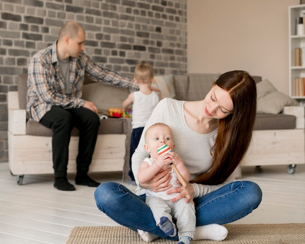 Foto gratuita vista frontal del concepto de familia feliz