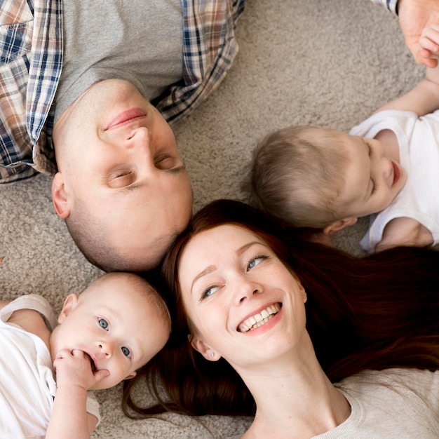 Foto gratuita vista frontal del concepto de familia feliz