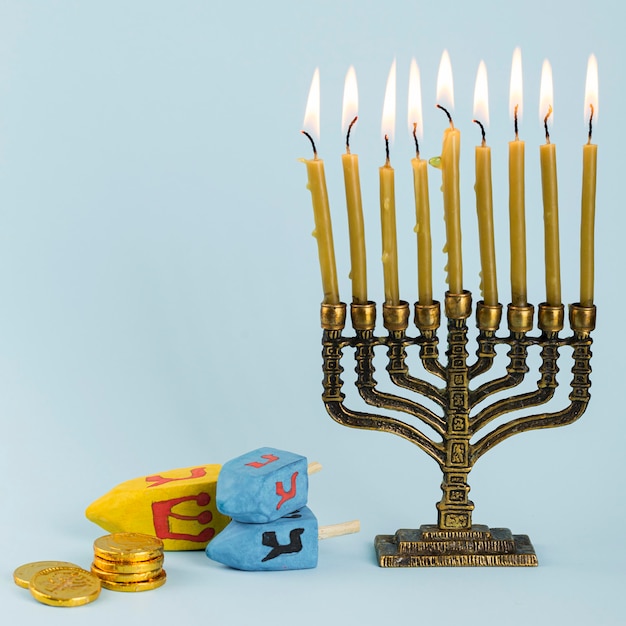 Vista frontal del concepto de hannukah con espacio de copia