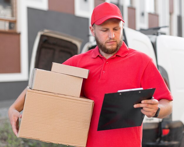 Vista frontal del concepto de hombre de entrega con espacio de copia