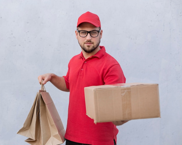 Foto gratuita vista frontal del concepto de hombre de entrega