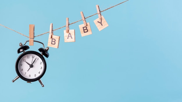 Vista frontal del concepto lindo bebé pequeño con reloj