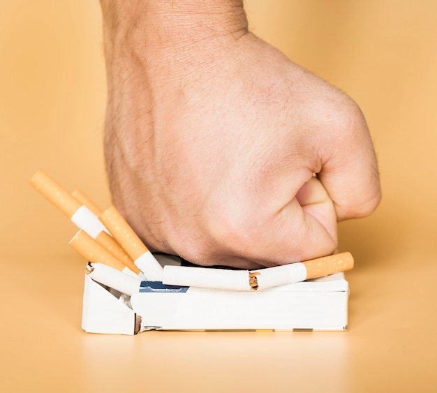 Foto gratuita vista frontal del concepto de mala costumbre de cigarrillos