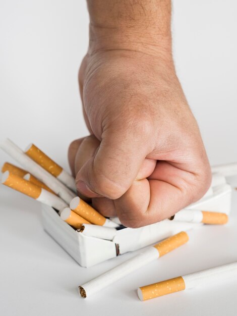 Vista frontal del concepto de mala costumbre de cigarrillos