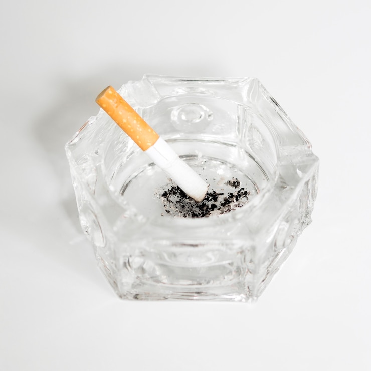 Foto gratuito vista frontal del concepto de mala costumbre de cigarrillos