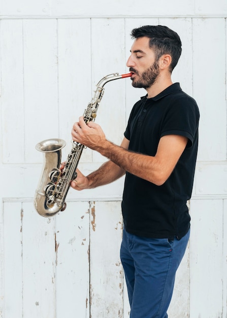 Foto gratuita vista frontal del concepto de músico tocando el saxofón