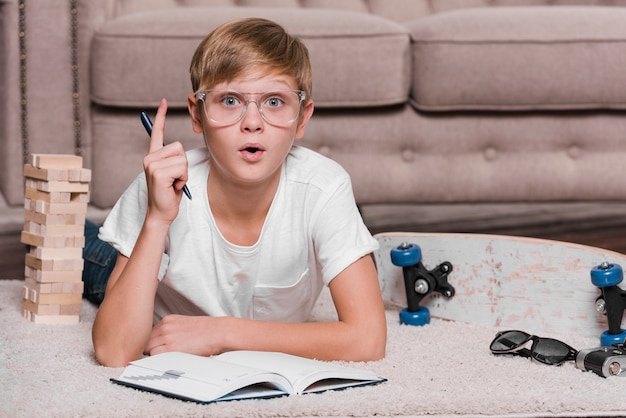 Foto gratuita vista frontal del concepto de niño moderno