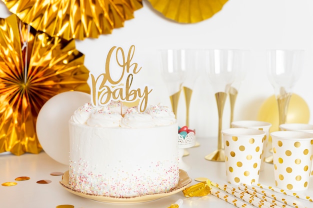 Foto gratuita vista frontal del concepto de pastel de baby shower
