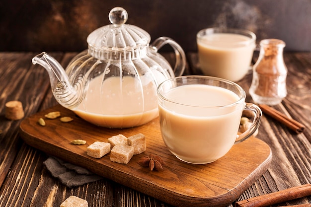 Foto gratuita vista frontal del concepto de té con leche con canela