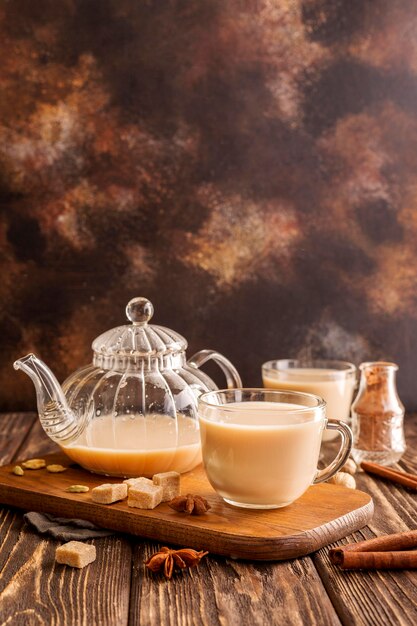Vista frontal del concepto de té con leche con espacio de copia