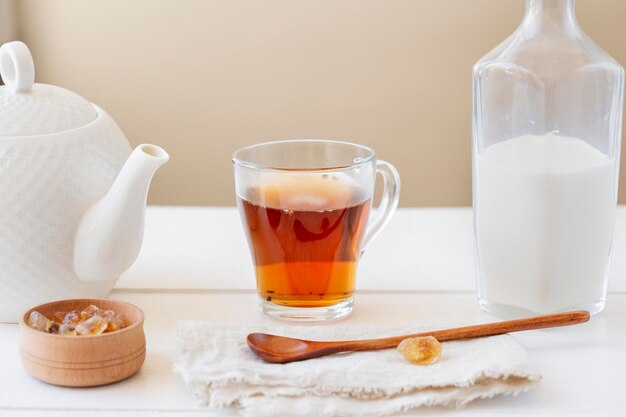 Vista frontal del concepto de té con leche