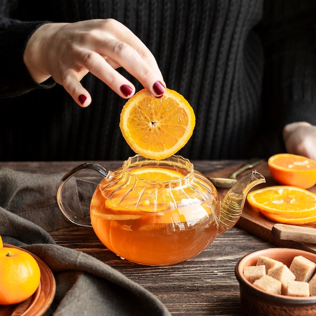 Vista frontal del concepto de té con rodaja de naranja
