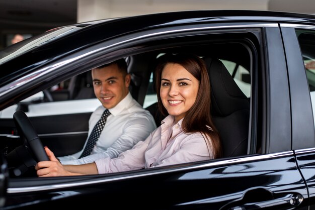 Vista frontal de concesionarios de automóviles prueba de coche