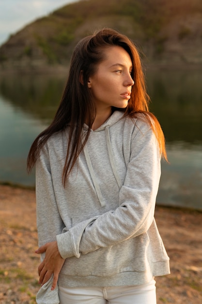 Vista frontal cool mujer posando al aire libre