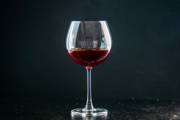 Vista frontal de una copa de vino en una bebida oscura, color de la foto, champán, alcohol de navidad