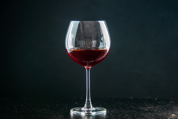 Vista frontal de una copa de vino en una bebida oscura, color de la foto, champán, alcohol de navidad