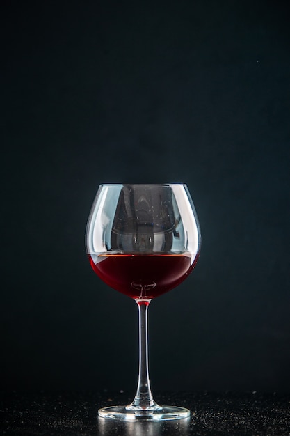 Vista frontal de la copa de vino en el color de la foto oscura champagne beber alcohol de Navidad