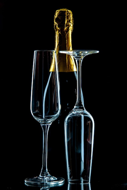 Vista frontal copas de vino vacías con champán en la foto de vino de bebida negra transparente
