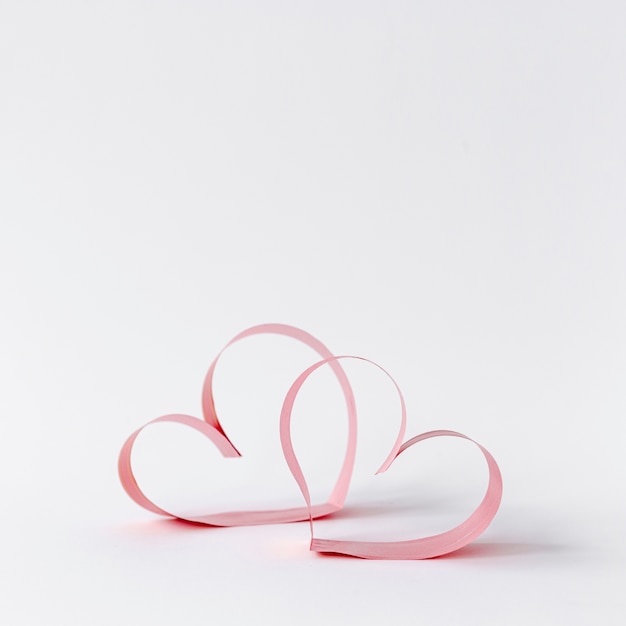Foto gratuita vista frontal de corazones de papel del día de san valentín