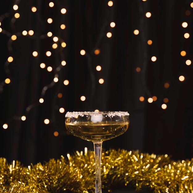 Vista frontal de cristal con champán y decoraciones doradas