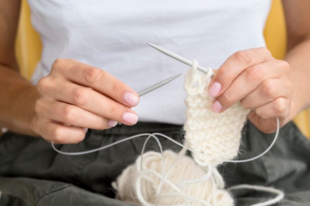 Vista frontal de crochet mujer