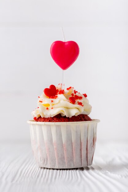 Vista frontal de cupcake con chispas en forma de corazón