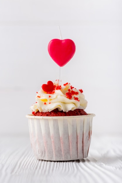 Vista frontal de cupcake con chispas en forma de corazón
