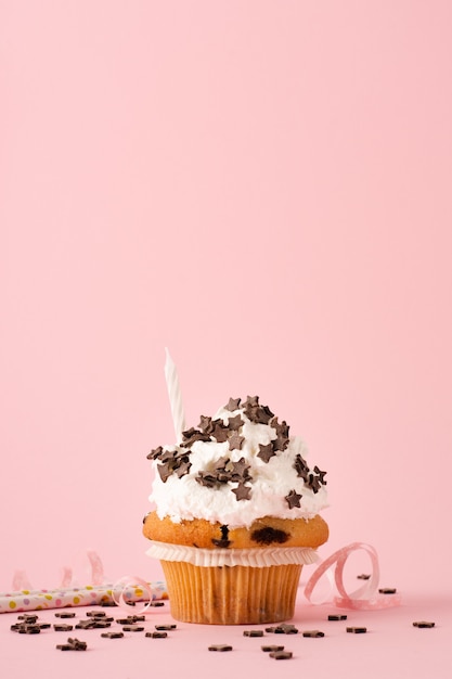 Vista frontal de cupcake con glaseado y vela