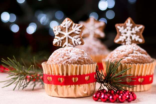 Vista frontal de cupcakes navideños con cobertura de estrella de jengibre