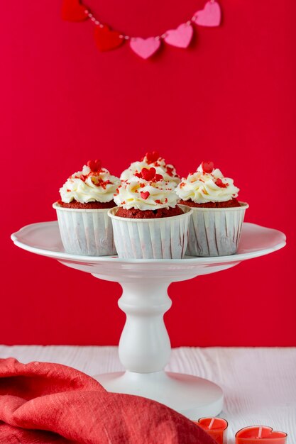 Vista frontal de cupcakes en el stand con glaseado