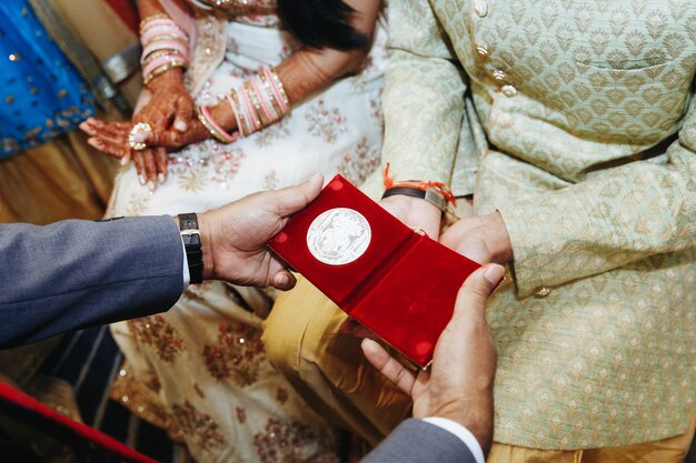 Vista frontal de dar regalos en la tradicional ceremonia de boda india