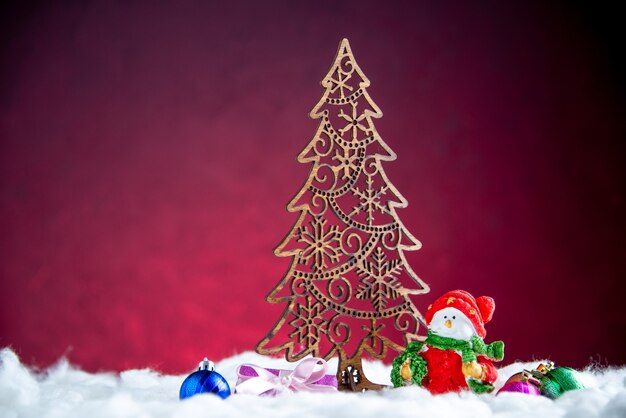 Vista frontal decoración del árbol de navidad muñeco de nieve pequeño árbol de navidad juguetes