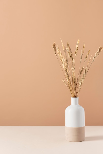 Vista frontal de la decoración floral en un jarrón con espacio para copiar