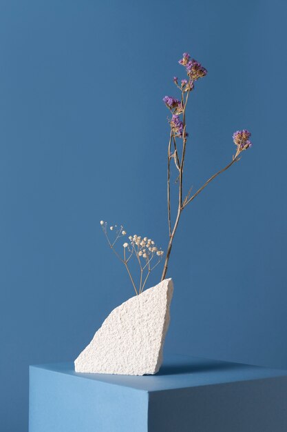 Vista frontal de la decoración floral con losa de piedra.