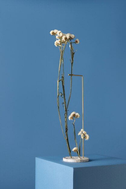 Vista frontal de la decoración floral en un soporte de mármol