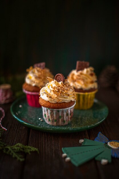 Vista frontal decorado cupcakes con adornos navideños