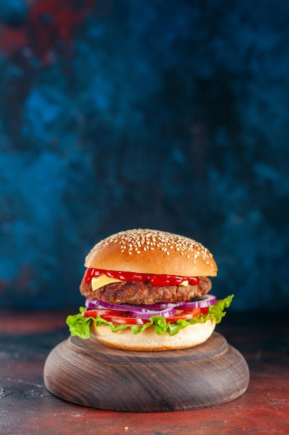 Vista frontal deliciosa carne hamburguesa con queso sobre fondo oscuro hamburguesa bocadillo comida rápida sándwich cena plato de ensalada