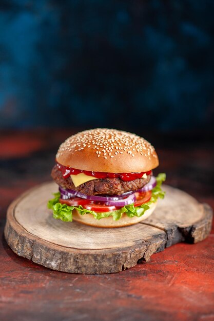 Vista frontal deliciosa carne hamburguesa con queso sobre fondo oscuro plato de bocadillo comida rápida sándwich tostadas hamburguesa cena
