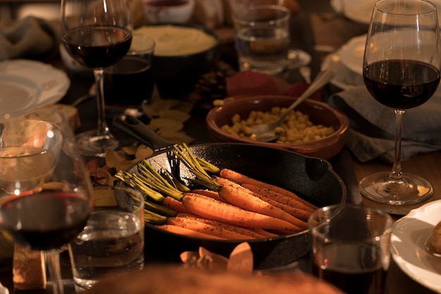 Vista frontal de la deliciosa comida de acción de gracias