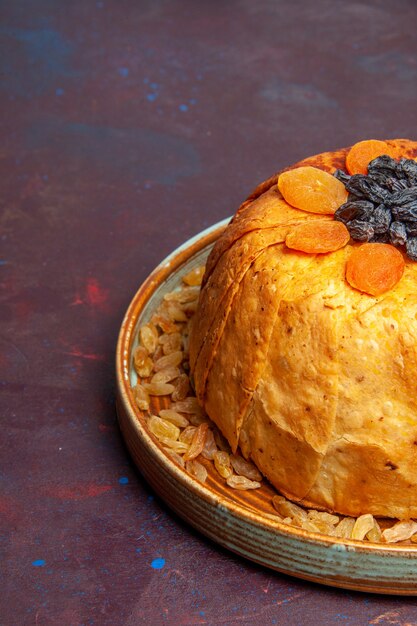 Vista frontal deliciosa comida de arroz cocido shakh plov con pasas en el escritorio oscuro masa de comida cocinando arroz