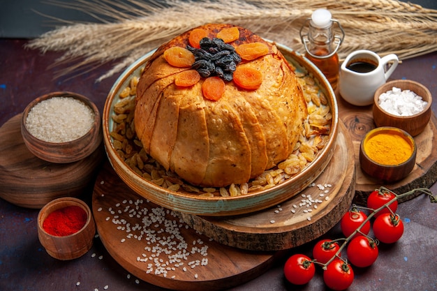 Vista frontal deliciosa comida de arroz cocido shakh plov con pasas sobre fondo oscuro harina de masa cocinar arroz cena