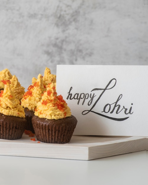 Foto gratuita vista frontal de la deliciosa comida del día de lohri