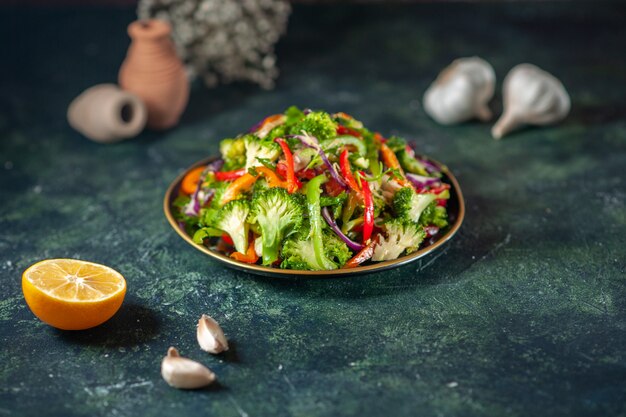 Vista frontal de la deliciosa ensalada vegana con ingredientes frescos en un plato