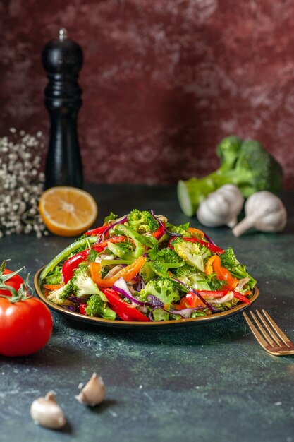 Vista frontal de la deliciosa ensalada vegana con ingredientes frescos en un plato